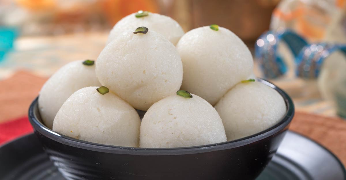 Poem on Wight and Black Rasgulla in Hindi, Rasgulla Par Kavita, रसगुल्ला पर कविता, आज हम आपके लिए रसगुल्ले पर कविता लेकर आये है जोकि आपको काफी ज्यादा पसंदआने वाली है