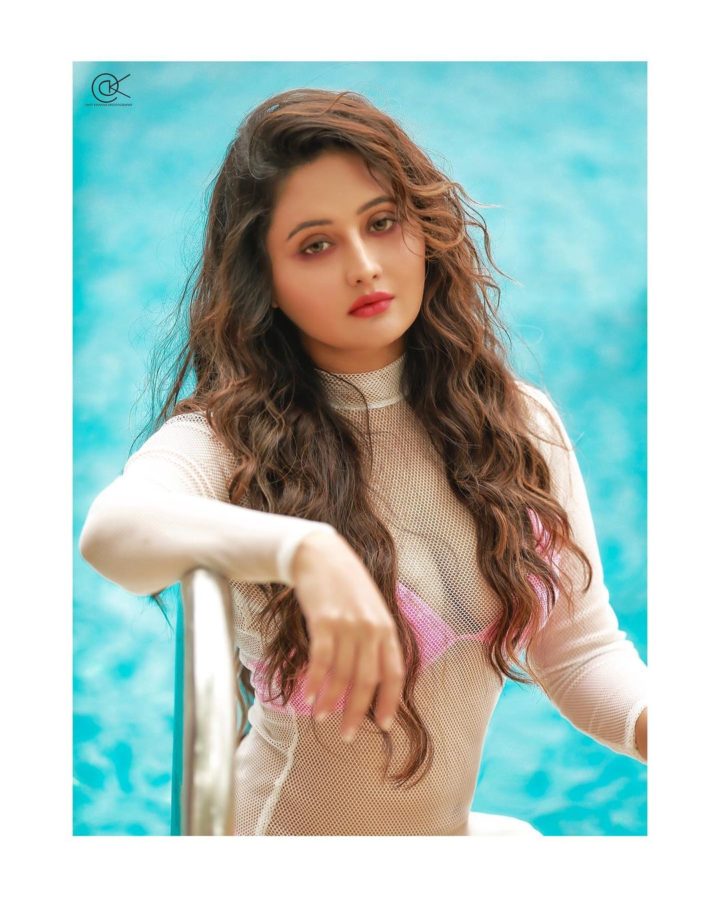 Rashmi Desai Latest Photoshoot Images (Pics) - Rashmi Desai Shared the Boldest Picture Ever, एक तस्वीर देखने के बाद लोग दूसरी तस्वीर को देखने के लिए अपने आप को रोक नहीं पा रहे है। 