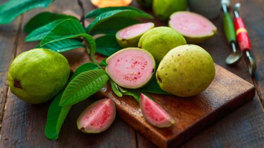 Benefits of Eating Guava in Hindi: जानिए अमरुद खाने से होने वाले जबदस्त फायदें