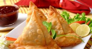 Samosa Shayari Status Quotes Image in Hindi - समोसा कोट्स, शायरी और स्टेटस, इस आर्टिकल में बेहतरीन सोमोसा शायरी स्टेटस कोट्स इमेज आदि दिए हुए हैं. इसे जरूर पढ़े और शेयर करें