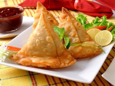 Samosa Shayari Status Quotes Image in Hindi - समोसा कोट्स, शायरी और स्टेटस, इस आर्टिकल में बेहतरीन सोमोसा शायरी स्टेटस कोट्स इमेज आदि दिए हुए हैं. इसे जरूर पढ़े और शेयर करें