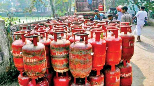 पेट्रोल-डीजल, गैस सिलेंडर के बाद अब रेल टिकट के दाम बढ़े - Indian Railways Increased Fares Details in Hindi, After the petrol-diesel and gas cylinders, now the price of railway tickets increased!