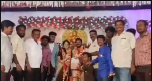 शादी में दूल्हा-दुल्हन को गिफ्ट में मिला पेट्रोल - At the wedding, the groom's friends wore garlands made of onions, gave petrol and gas cylinders as gifts, the video went viral on social media