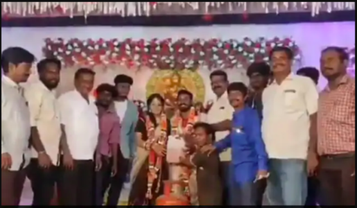शादी में दूल्हा-दुल्हन को गिफ्ट में मिला पेट्रोल - At the wedding, the groom's friends wore garlands made of onions, gave petrol and gas cylinders as gifts, the video went viral on social media