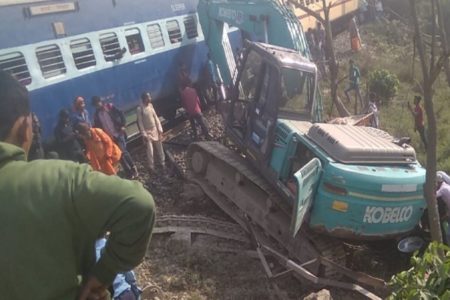Bihar, Samastipur Janki Express Accident There was a loud voice and shouted all around Breaking News in Hindi | समस्तीपुर-खगड़िया रेल खंड के रोसड़ा- नयानगर रेलवे स्टेशन के समपार फाटक संख्या-11 सी के निकट 05284 डाउन जानकी एक्सप्रेस ट्रेन क्रेन से टकरा गई