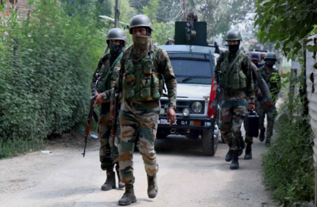 केंद्र शासित प्रदेश जम्मू कश्मीर में सीआरपीएफ के जवानों पर आतंकी हमला हुआ है, जिसमें 2 जवान गंभीर रूप से घायल हो गए हैं, आतंकियों को ढूंढने के लिए इलाके में सर्च ऑपरेशन चलाया जा रहा है।