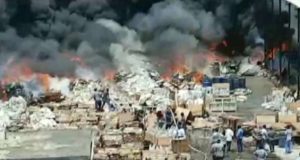 Andhra Pradesh: Fire Breaks Out At A Scrapyard In Duvvada, Visakhapatn - Andhra Pradesh: विशाखापट्टनम के दुवड़ा में स्क्रैपयार्ड में लगी भीषण आग, मौक पर पहुंची दमकल की कई गाड़ियां