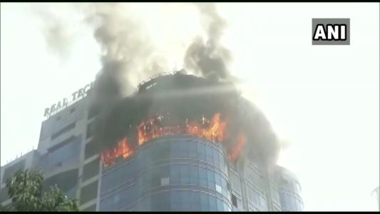 Maharashtra: Fire breaks out at a building in Vashi area of Navi Mumbai. Firefighting operation underway. More details awaited in Hindi, नवी मुंबई में एक बहुमंजिला इमारत में लगी भीषण आग, मौके पर पहुंची दमकल विभाग की टीम
