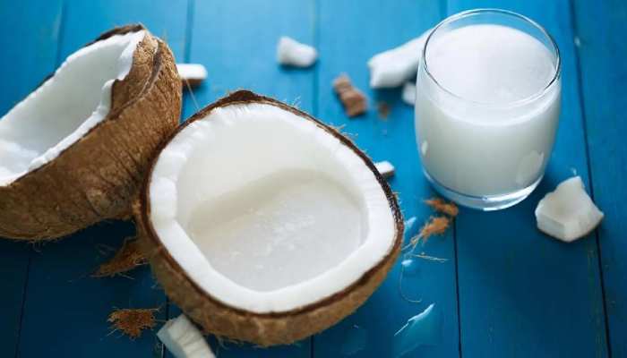 Health Benefits Of Coconut Milk in Hindi, Coconut Milk, Coconut Milk Benefits in Hindi, नारियल के दूध के फायदे, नारियल के दूध के फायदे और नुकसान, नारियल का दूध क्या है ?
