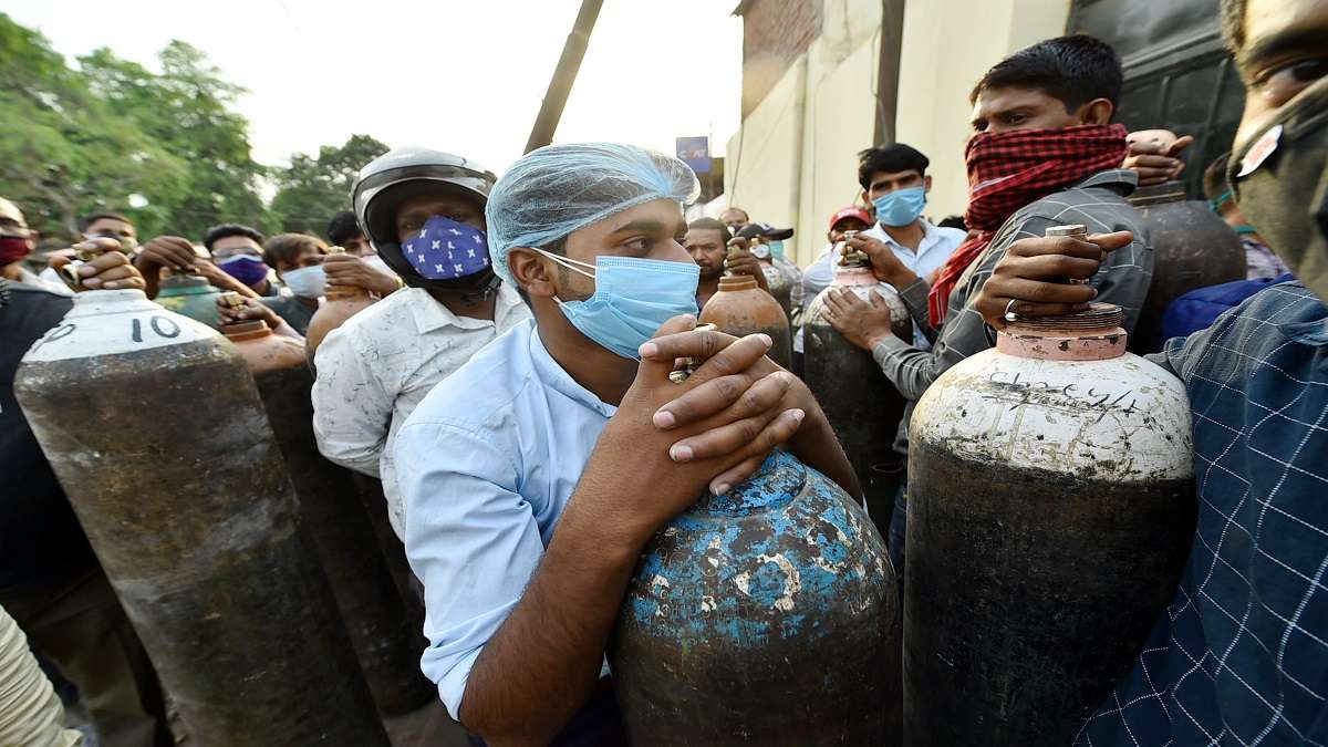 लगातार ऑक्सीजन सिलिंडर के किल्लत की परेशानी देखने को मिल रही है। ऐसे में दिल्ली पुलिस ने एक बहुत बड़ी कामयाबी हासिल करके दिखाई है।150 से ज्यादा ऑक्सिजन concentrator बरामद किए