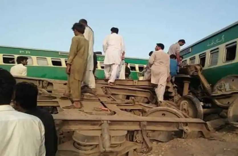 Breaking Pakistan News in Hindi - 50 passengers injured and 30 killed in two trains collision in Pakistan | पाकिस्तान में दो ट्रेनों की टक्कर में 50 यात्री घायल और 30 लोगों की मौत