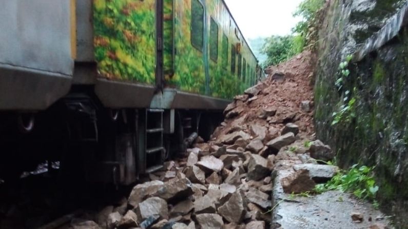 Rajdhani Express Train Accident News in Hindi | Maharashtra Madgaon Rajdhani Express train accident delhi to goa rajdhani express derailed in tunnel near Ratnagiri