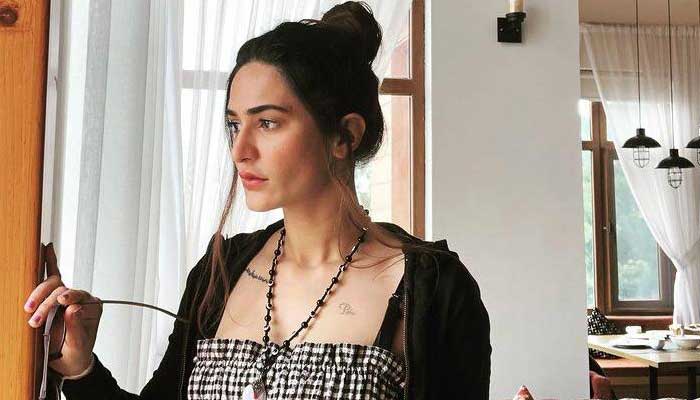 Pakistani Model Laraib Mudhwal Passes Away (Death Reason News in Hindi), Model stylist Laraib Mudhwal passes away in a car accident in Balakot, पाकिस्तानी मॉडल लारैब मुधवाल का 27 वर्ष की आयु में निधन हो गया है