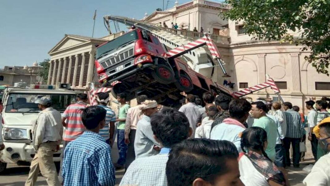 A big accident happened while putting the tricolor in Gwalior Municipal Corporation, 3 people died, a provocative mob performed! | तिरंगा लगाते समय हुआ बड़ा हादसा, 3 लोगो की गई जान