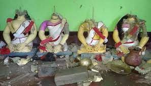 बांग्लादेश के खुलना जिले में कट्टरपंथियों की भीड़ ने 50 से ज्यादा हिंदुओं के घरों को अपना निशाना बनाया, यही नहीं इन कट्टरपंथी बिड़ ने हिंदू देवी देवताओं के 4 मंदिरों को भी निशाना बनाया है, जिसके चलते मंदिरों और देवी देवताओं की मूर्तियों को काफी नुकसान पहुंचा