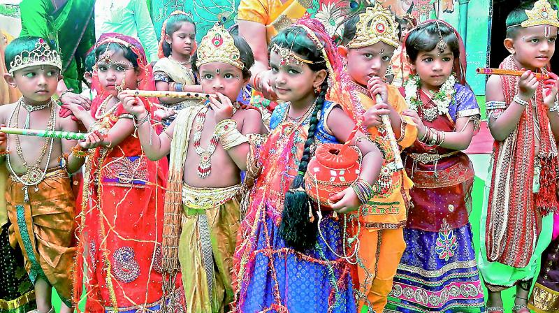 How to Celebrate Sri Krishna Janmashtami Festival in Hindi, Janmashtmi Date and Time Details in Hindi, जन्माष्टमी का त्योहार कब और कैसे मनाते हैं?, श्री कृष्ण जन्माष्टमी कब है ?