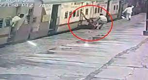 देखें वायरल वीडियो तेलंगाना रेलवे स्टेशन पर आरपीएफ कांस्टेबल ने बचाई महिला की जान | Watch Viral Video RPF Constable Saves Woman's Life on Telangana Railway station