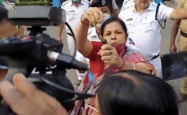 West Bengal 5 Women Teachers Consume Poison To Protest Against Job Transfer Video Viral News in Hindi | पश्चिम बंगाल में 5 महिला टीचरों ने पिया जहर, सड़क पर तड़पती नज़र आई महिला
