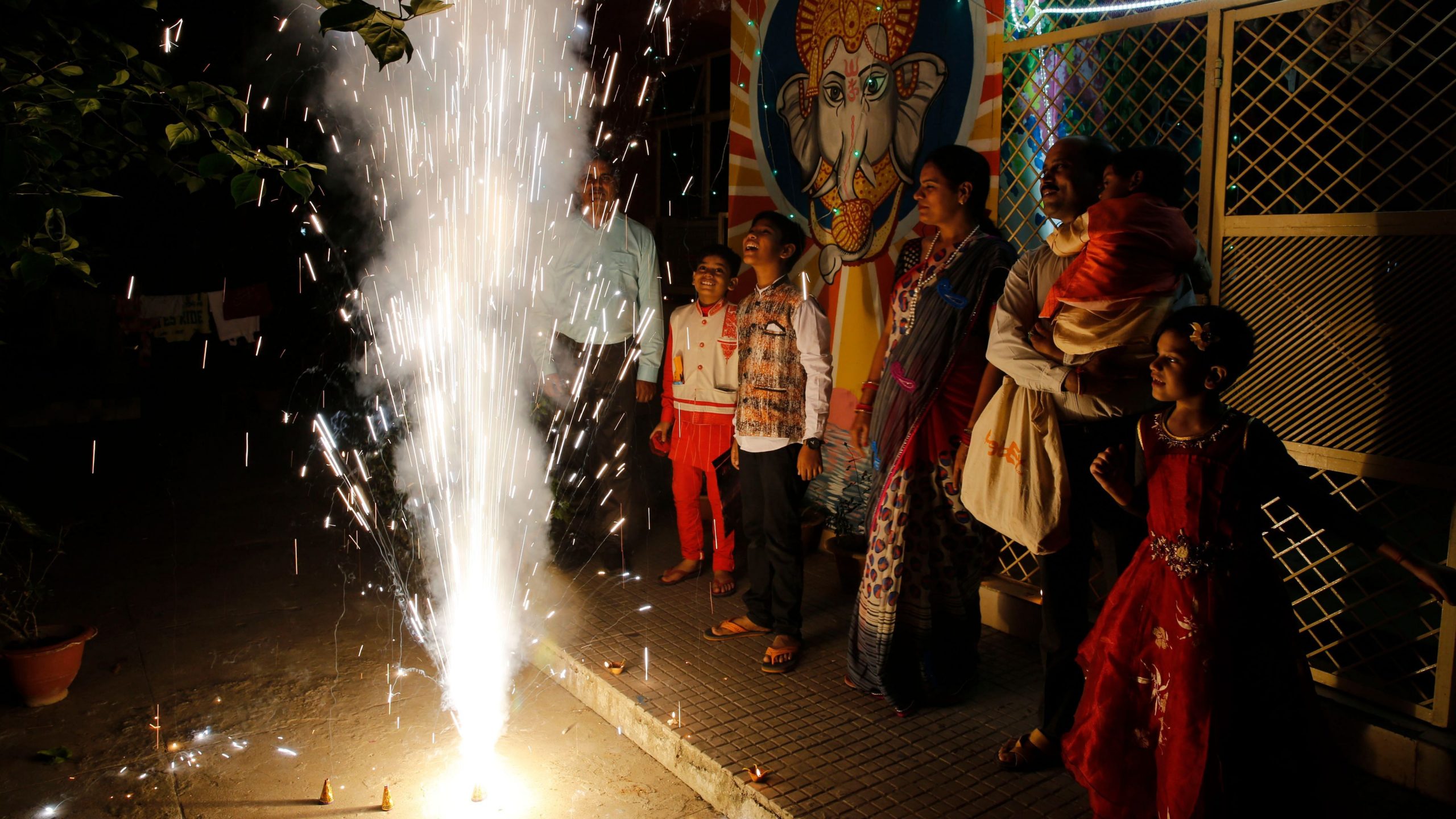 गणेश चतुर्थी जुलूस के दौरान पटाखों में लगी आग, 10 लोग घायल ? | 10 people were injured when a fire broke out due to firecrackers at a Ganesh idol procession News in Hindi