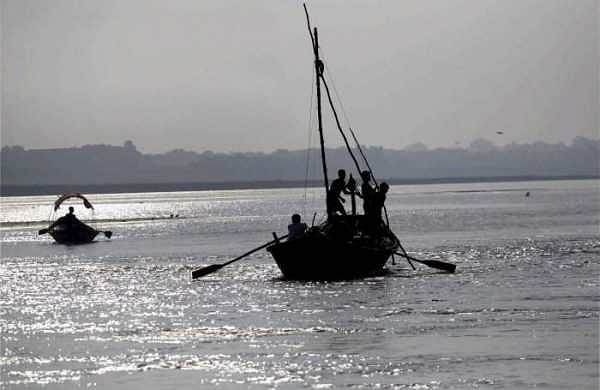 22 people drowned as a boat capsized at East Champaran's Chiraiya in Bihar, Six bodies recovered | बिहार के पूर्वी चंपारण में बड़ा हादसा, नाव पलटने से 22 लोग की गई जान, 6 लोगो मिले शव अन्य लापता !