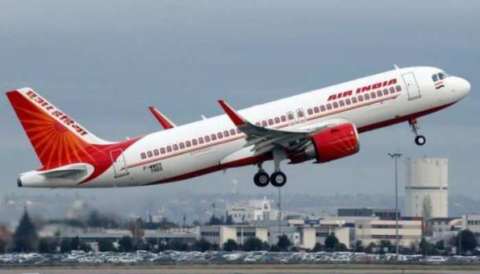 Tata Sons and SpiceJet have officially submitted their respective bids for the Air India sale on Wednesday News In Hindi, 70 साल बाद टाटा ने खरीदा एयर इंडिया को, इतने करोड़ की लगी बोली