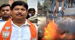 Breaking News in Hindi Bombs Explode Near BJP MP Arjun Singh Residence | ब्रेकिंग न्यूज श्चिम बंगाल में बीजेपी सांसद अर्जुन सिंह के आवास के पास बम विस्फोट हुआ है