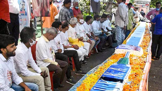 On PM Narendra Modi's 71st birthday, BJP workers cut the 71-feet-long syringe-shaped cake in MP | पीएम मोदी के जन्मदिन पर बीजेपी कार्यकर्ताओं ने काटा एमपी में 71 फीट लंबा सिरिंज के आकार का केक