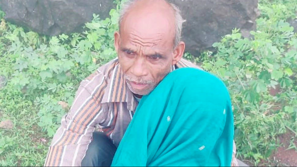 Women Died at Nandurbar Area in Maharashtra, know this Real Sad and Emotional story Viral News in Hindi | रोड पर भूस्खलन के बाद पत्नी को कंधे पर अस्पताल ले जा रहा था बुज़ुर्ग, रास्ते में हुई मौत