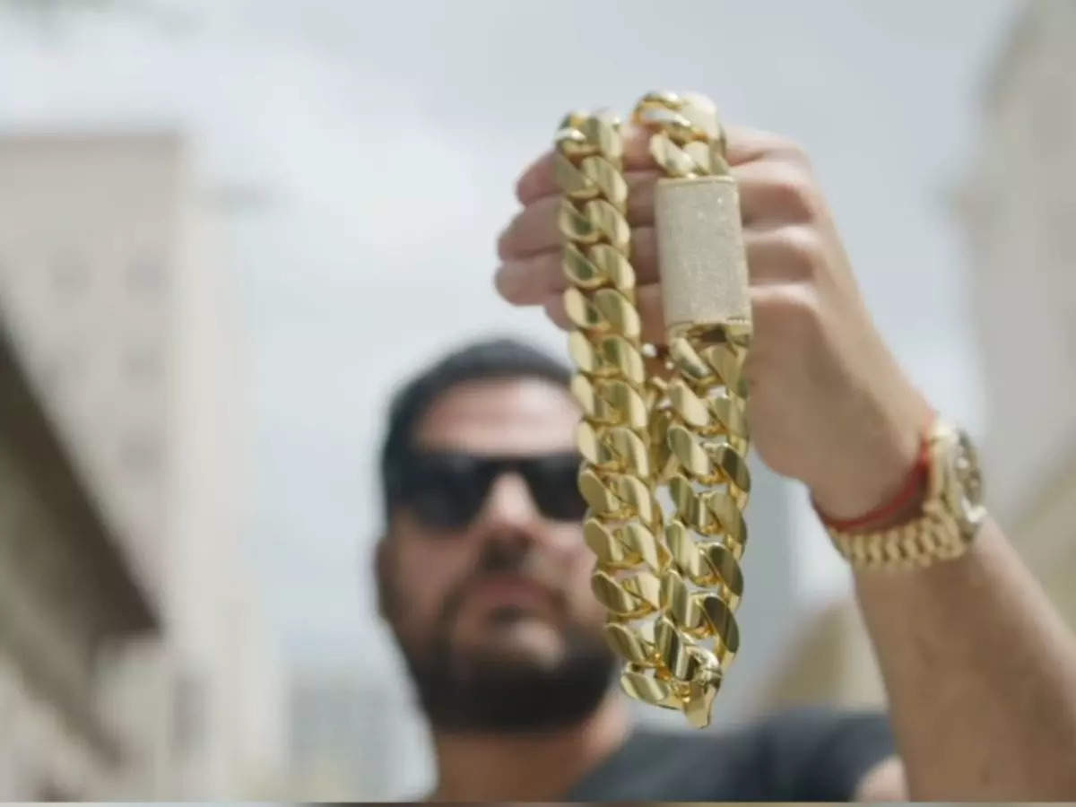 सोने की एक किलो वजनी चेन में बदल गए गोल्‍डन बिस्किट, देखें ढलाई का अद्भुत विडियो | Golden Biscuit Melted Into One Kg Golden Chain Video Viral On Social Media News in Hindi