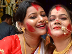 Why Sindoor Khela is Celebrated on the Festival of Dussehra Details in Hindi, दशहरे के त्योहार पर क्यों मनाया जाता है सिंदूर खेला?, sindoor khela importance, Durga Puja Sindur khela, Sindoor Khela Story, Sindoor Khela Ritual