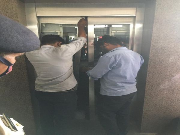 Youth Dies in Lift Ib Sirsa News in Hindi, Youth dies in lift, was working at sweet shop for two and a half months, लिफ्ट में युवक की मौत, ढाई माह से मिठाई की दुकान पर कर रहा था काम 
