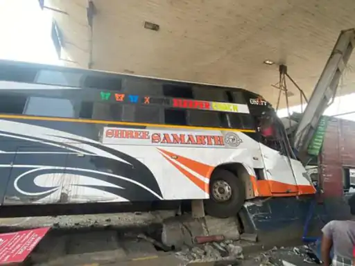 बारातियों से भरी बस टोल प्लाजा में जा घुसी, प्लाजा के 3 कर्मचारियों समेत 15 घायल | Toll Plaza Gujarat Bus Road Accident CCTV Video News Update in Hindi | Surat Bus Road Accident