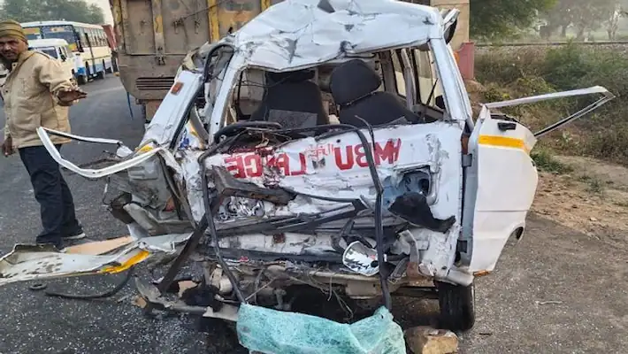 Rajasthan Jaipur Dausa Ambulance and Truck Road Accident News in Hindi | जयसिंहपुरा फाटक के पास प्राइवेट एंबुलेंस व ट्रक में आमने-सामने से टक्कर में 4 की मौत, 2 घायल