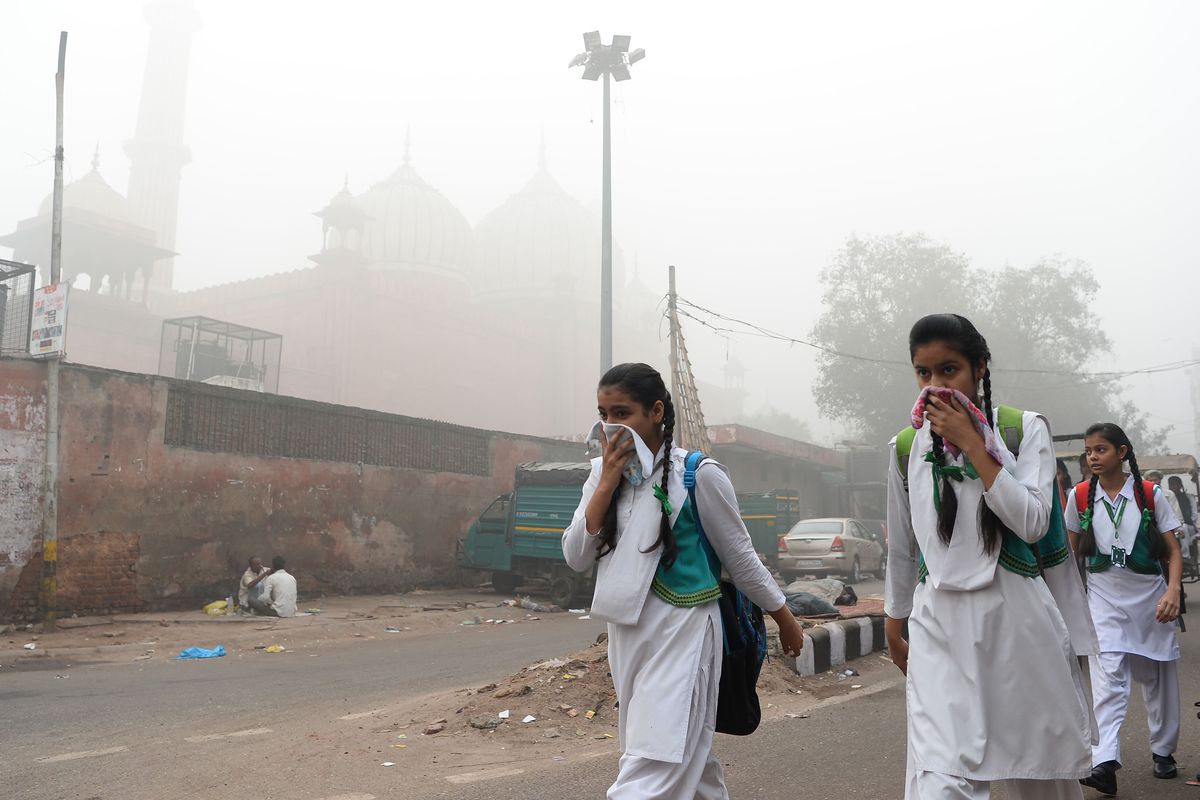 Delhi Pollution Report Live Update News in Hindi | केजरीवाल सरकार ने एक हफ्ते के लिए बंद किए स्कूल, सरकारी कर्मचारी भी घर से काम करेंगे | दुनिया के 10 सबसे ज्यादा प्रदूषित शहर