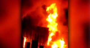 Massive Fire Broke Out in Electronic Showroom of Rohini Sector 7-8 News in Hindi - राजधानी दिल्ली के रोहिणी सेक्टर 7-8 के एक इलेक्ट्रॉनिक शोरूम में लगी भीषण आग, आग बुझाने के लिए की 4 फायर ब्रिगेड की गाड़ियां।