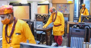 Ramayana Circuit Train Waiter Controversy News in Hindi | अयोध्या से रामेश्वरम जाने वाली ट्रेन में भगवा पहन बर्तन उठा रहे वेटर, नाराज संत ने ट्रैन को रोकने की चेतावनी दी, जाने पूरा मामला