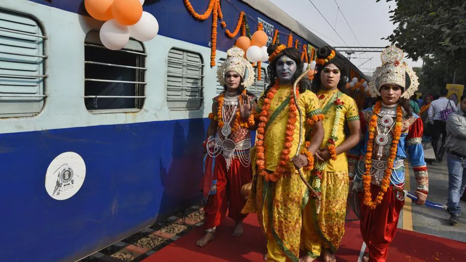 Ramayana Circuit Train Waiter Controversy News in Hindi | अयोध्या से रामेश्वरम जाने वाली ट्रेन में भगवा पहन बर्तन उठा रहे वेटर, नाराज संत ने ट्रैन को रोकने की चेतावनी दी, जाने पूरा मामला 