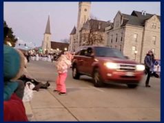 Fatalities After SUV Car Drives Into Wisconsin Parade Watch Viral Video | SUV कार ने क्रिसमस परेड कर रहे बच्चे और युवाओं को कुचल दिया। इस हादसे में कुछ लोगो के मारे जाने की खबर है, और कई लोग घायल हुए है।