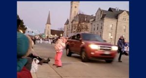 Fatalities After SUV Car Drives Into Wisconsin Parade Watch Viral Video | SUV कार ने क्रिसमस परेड कर रहे बच्चे और युवाओं को कुचल दिया। इस हादसे में कुछ लोगो के मारे जाने की खबर है, और कई लोग घायल हुए है।
