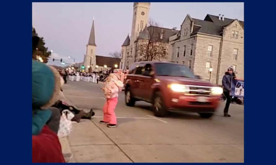 Fatalities After SUV Car Drives Into Wisconsin Parade Watch Viral Video | SUV कार ने क्रिसमस परेड कर रहे बच्चे और युवाओं को कुचल दिया। इस हादसे में कुछ लोगो के मारे जाने की खबर है, और कई लोग घायल हुए है।