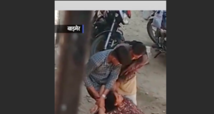 Son and husband beat mother together with kicks and bribes, video went viral on social media, read full news in Hindi | बेटे और पति ने मिलकर मां को लात-घूसों से पीटा, सोशल मीडिया पर वीडियो हुई वायरल पढ़े पूरी खबर हिंदी में