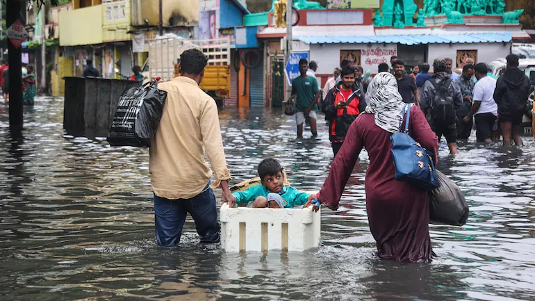 Tamil Nadu Chennai Rains Update News in Hindi | Major accident in Tamil Nadu due to heavy rains, 9 including 4 children died | तमिलनाडु में भारी बारिश के चलते हुआ बड़ा हादसा, 4 बच्चों सहित 9 की मौत