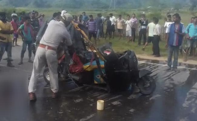 Truck-Auto Road Accident in Assam News in Hindi | Truck-auto collision in Assam, 10 killed including 5 women returning after celebrating Chhath | भीषण सड़क हादसे में 10 लोगों की दर्दनाक मौत