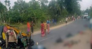 Truck-Auto Road Accident in Assam News in Hindi | Truck-auto collision in Assam, 10 killed including 5 women returning after celebrating Chhath | भीषण सड़क हादसे में 10 लोगों की दर्दनाक मौत