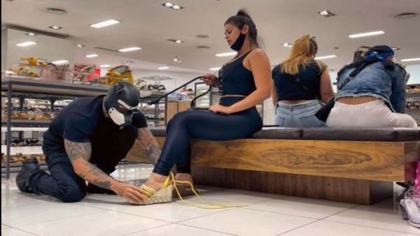 Wife makes husband walk like dog in mall bizarre photos goes viral sankri - बीवी ने पति को कुत्ते के पट्टे से बांध मॉल में घुमाया, रेस्त्रां में भी चेन से बांधकर खिलाया खाना