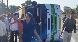 Bus coming from Ratlam to Mandsaur overturned on Fourlane Highway, 15 women injured, marriage was to be held on Sunday | ​​​​​​​रतलाम से शादी के लिए मंदसौर आ रहे थे लड़कीवाले, दलोदा के पास बस दुर्घटनाग्रस्त; रविवार को है शादी