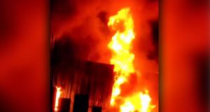 A massive fire broke out at a service center, transport, and e-bike showroom on Tonk Road in Uniara town of Rajasthan on Saturday night | उनियारा कस्बे के टोंक रोड स्थित शोरूम में शनिवार रात भीषण आग लग गई।