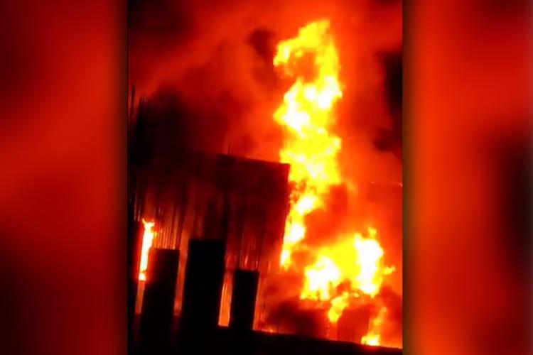 A massive fire broke out at a service center, transport, and e-bike showroom on Tonk Road in Uniara town of Rajasthan on Saturday night | उनियारा कस्बे के टोंक रोड स्थित शोरूम में शनिवार रात भीषण आग लग गई।