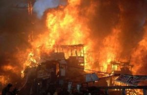 Uttar Pradesh A Major Fire Broke Out in A Wooden Godown in Azamgarh News in Hindi | आजमगढ़ में एक लकड़ी के गोदाम में लगी भीषण आग, दमकल की गाड़ियां मौके पर मौजूद है