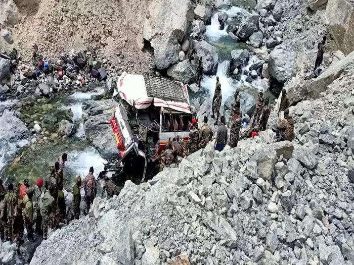 LADAKH TURTUK SECTOR ROAD ACCIDENT NEWS | In Ladakh, a bus filled with 26 soldiers fell into the river, and 7 soldiers died, लद्दाख में 26 जवानों से भरी बस नदी में गिरी, 7 जवानों की मौत